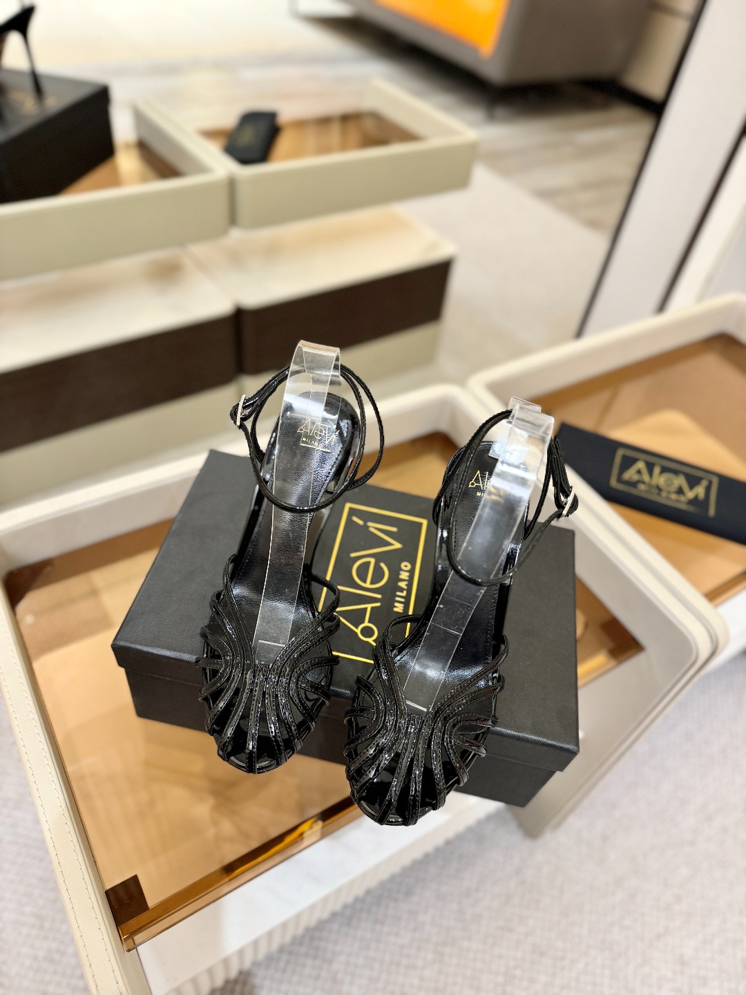 Alevi Mlano 阿列维·姆拉诺 𝘼𝙡𝙚𝙫𝙞 𝙈𝙡𝙖𝙣𝙤 Alevi Milano条带中空高跟走秀