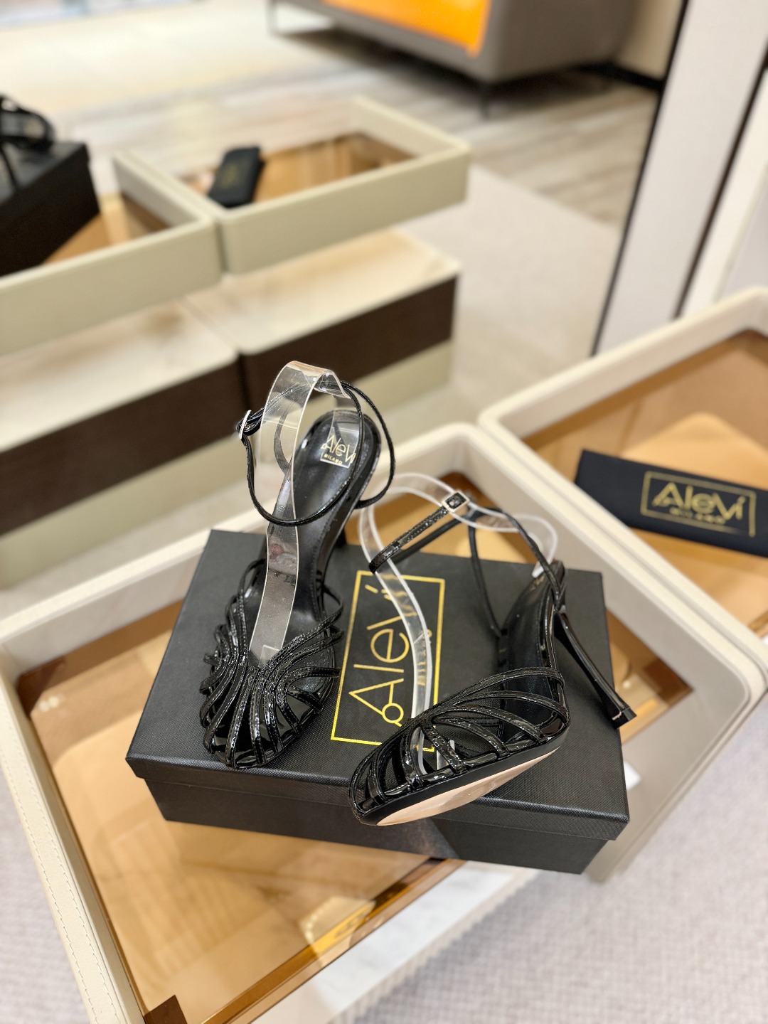 Alevi Mlano 阿列维·姆拉诺 𝘼𝙡𝙚𝙫𝙞 𝙈𝙡𝙖𝙣𝙤 Alevi Milano条带中空高跟走秀