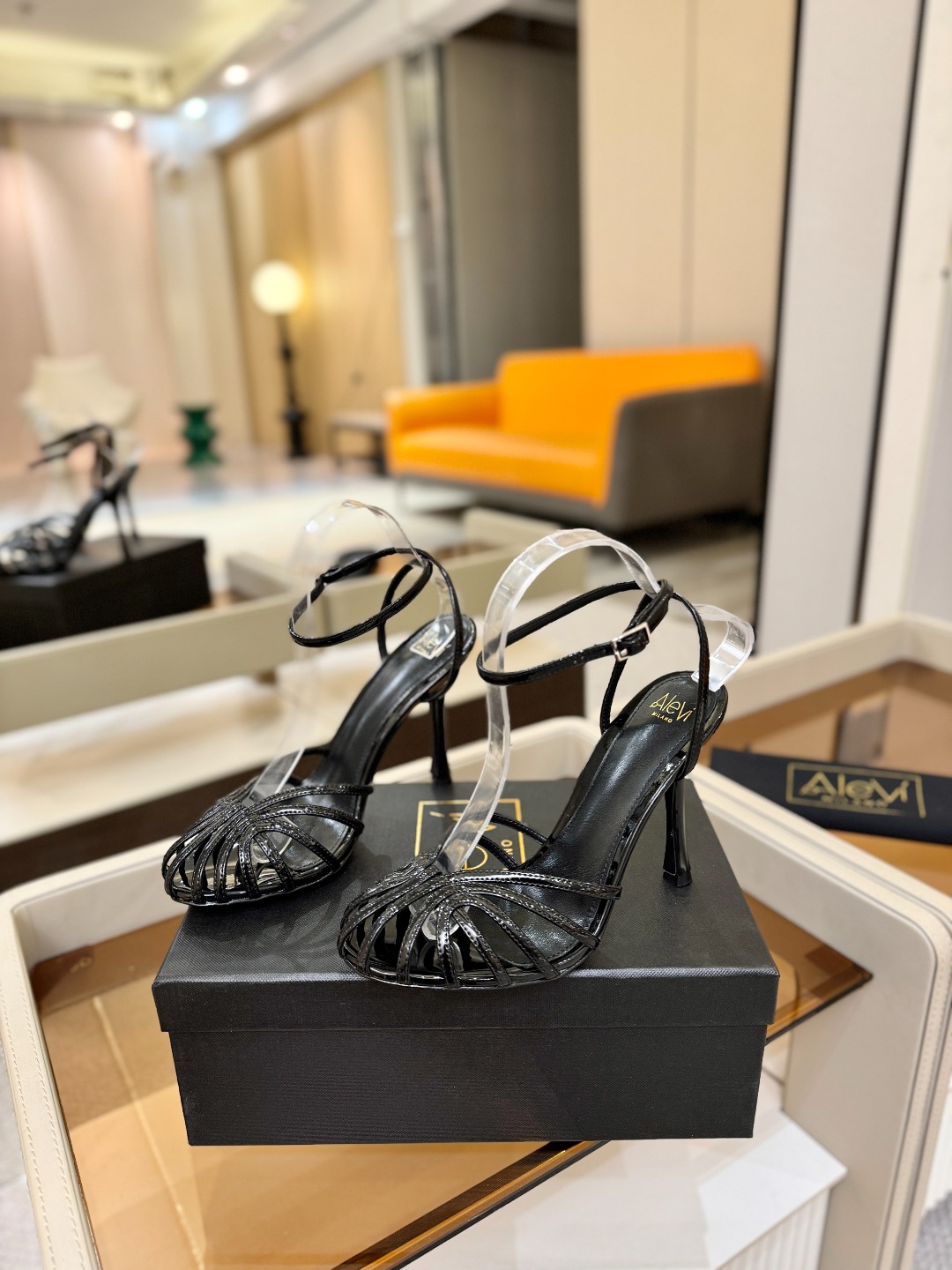 Alevi Mlano 阿列维·姆拉诺 𝘼𝙡𝙚𝙫𝙞 𝙈𝙡𝙖𝙣𝙤 Alevi Milano条带中空高跟走秀