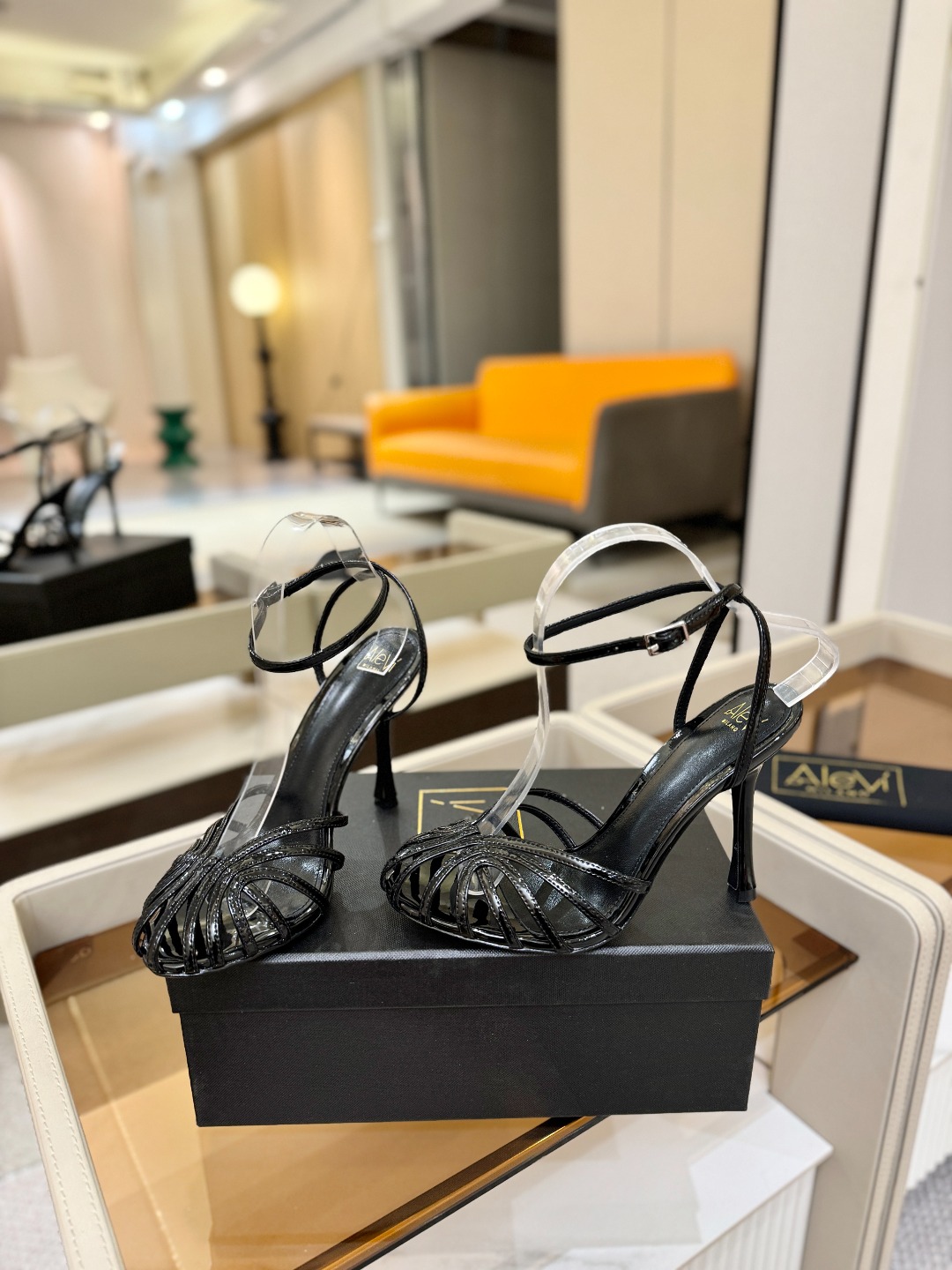 Alevi Mlano 阿列维·姆拉诺 𝘼𝙡𝙚𝙫𝙞 𝙈𝙡𝙖𝙣𝙤 Alevi Milano条带中空高跟走秀