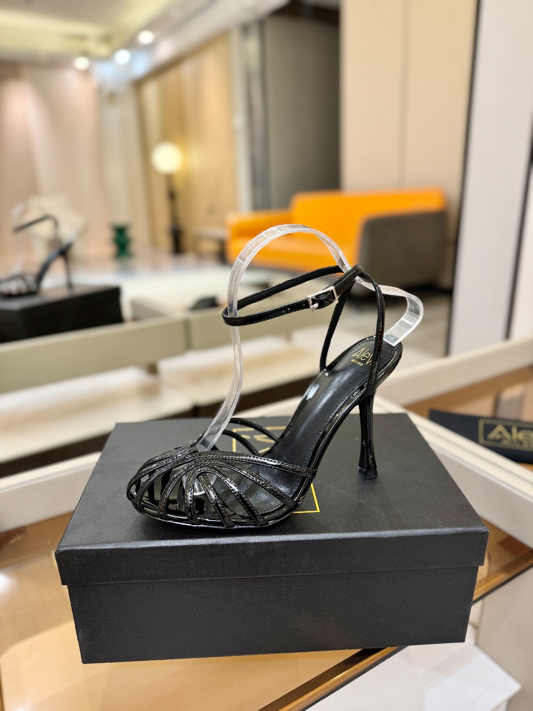 Alevi Mlano 阿列维·姆拉诺 𝘼𝙡𝙚𝙫𝙞 𝙈𝙡𝙖𝙣𝙤 Alevi Milano条带中空高跟走秀