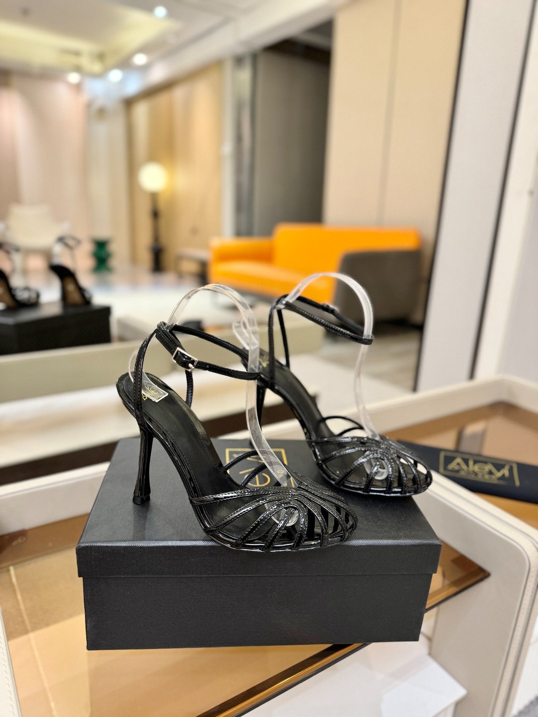 Alevi Mlano 阿列维·姆拉诺 𝘼𝙡𝙚𝙫𝙞 𝙈𝙡𝙖𝙣𝙤 Alevi Milano条带中空高跟走秀