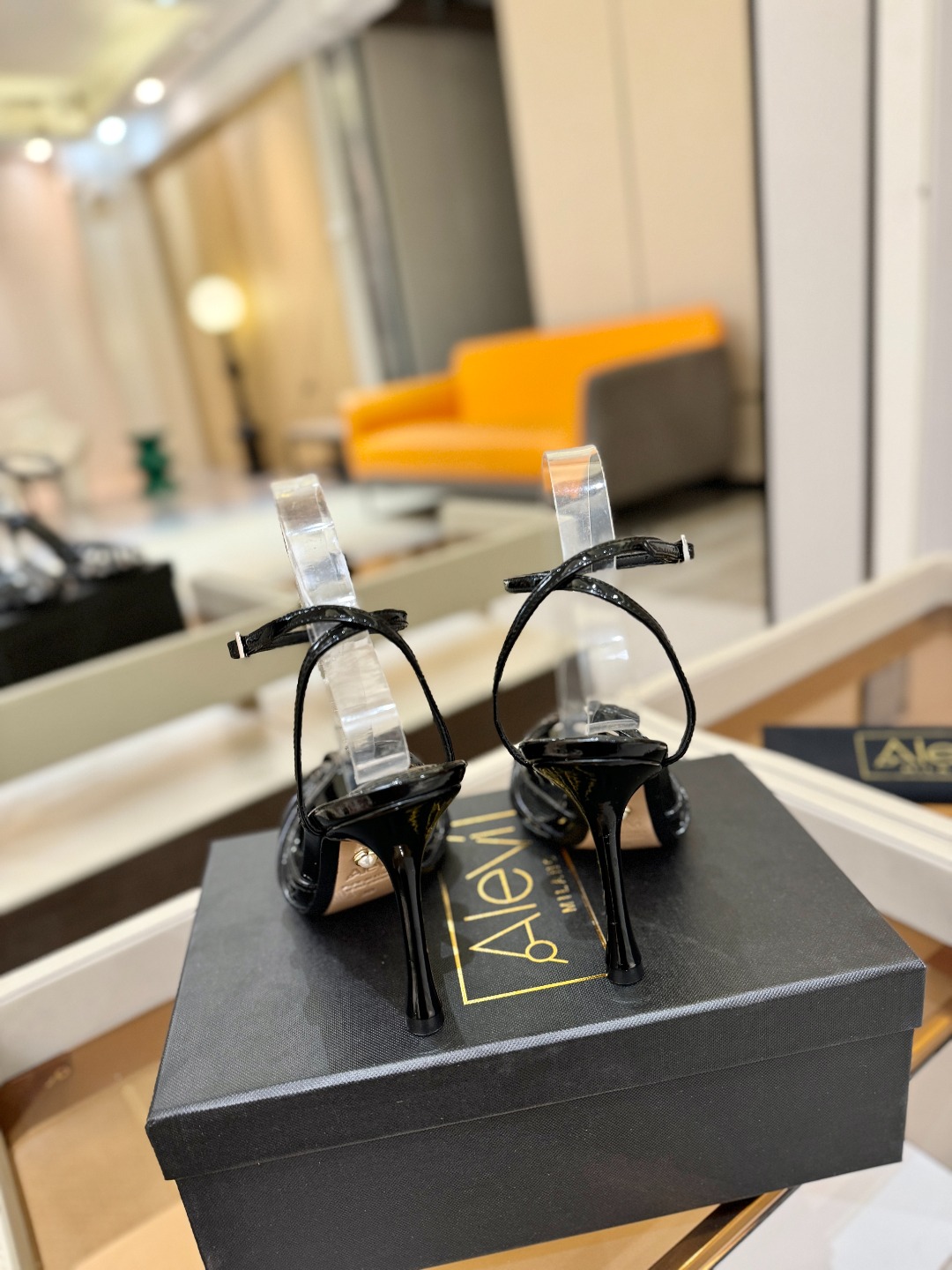 Alevi Mlano 阿列维·姆拉诺 𝘼𝙡𝙚𝙫𝙞 𝙈𝙡𝙖𝙣𝙤 Alevi Milano条带中空高跟走秀