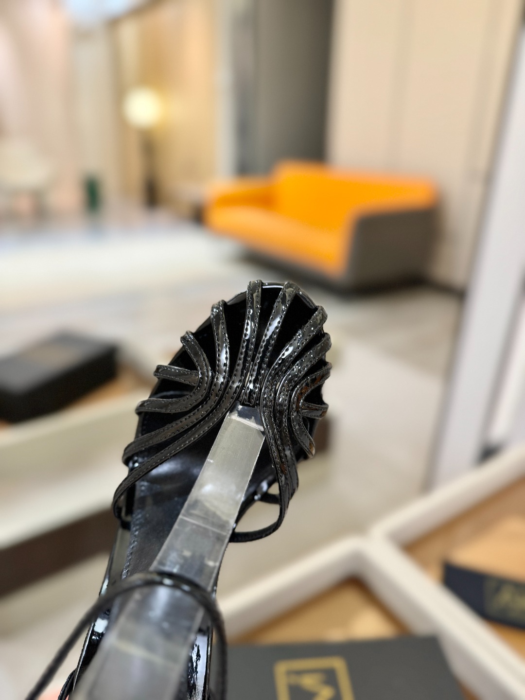 Alevi Mlano 阿列维·姆拉诺 𝘼𝙡𝙚𝙫𝙞 𝙈𝙡𝙖𝙣𝙤 Alevi Milano条带中空高跟走秀