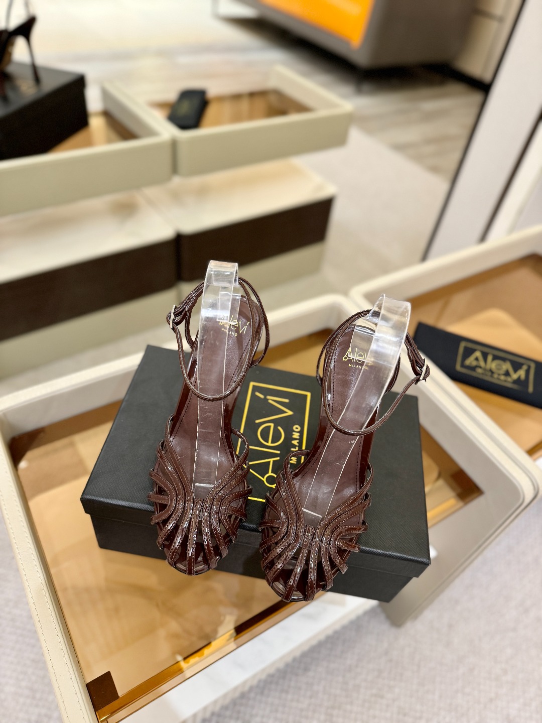 Alevi Mlano 阿列维·姆拉诺 𝘼𝙡𝙚𝙫𝙞 𝙈𝙡𝙖𝙣𝙤 Alevi Milano条带中空高跟走秀