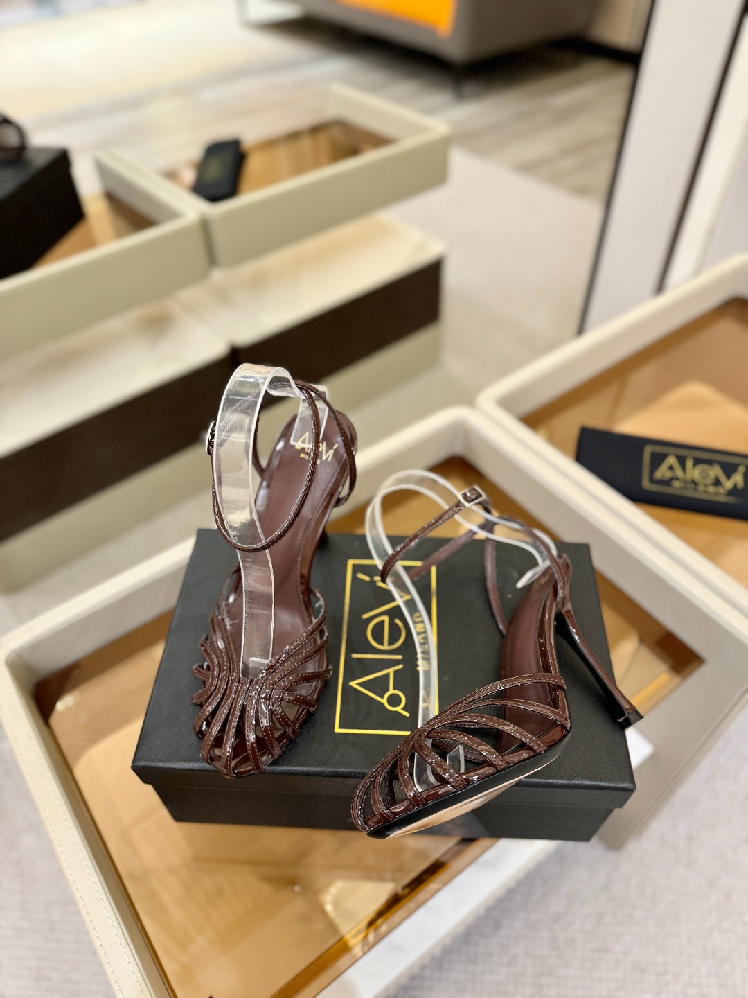 Alevi Mlano 阿列维·姆拉诺 𝘼𝙡𝙚𝙫𝙞 𝙈𝙡𝙖𝙣𝙤 Alevi Milano条带中空高跟走秀