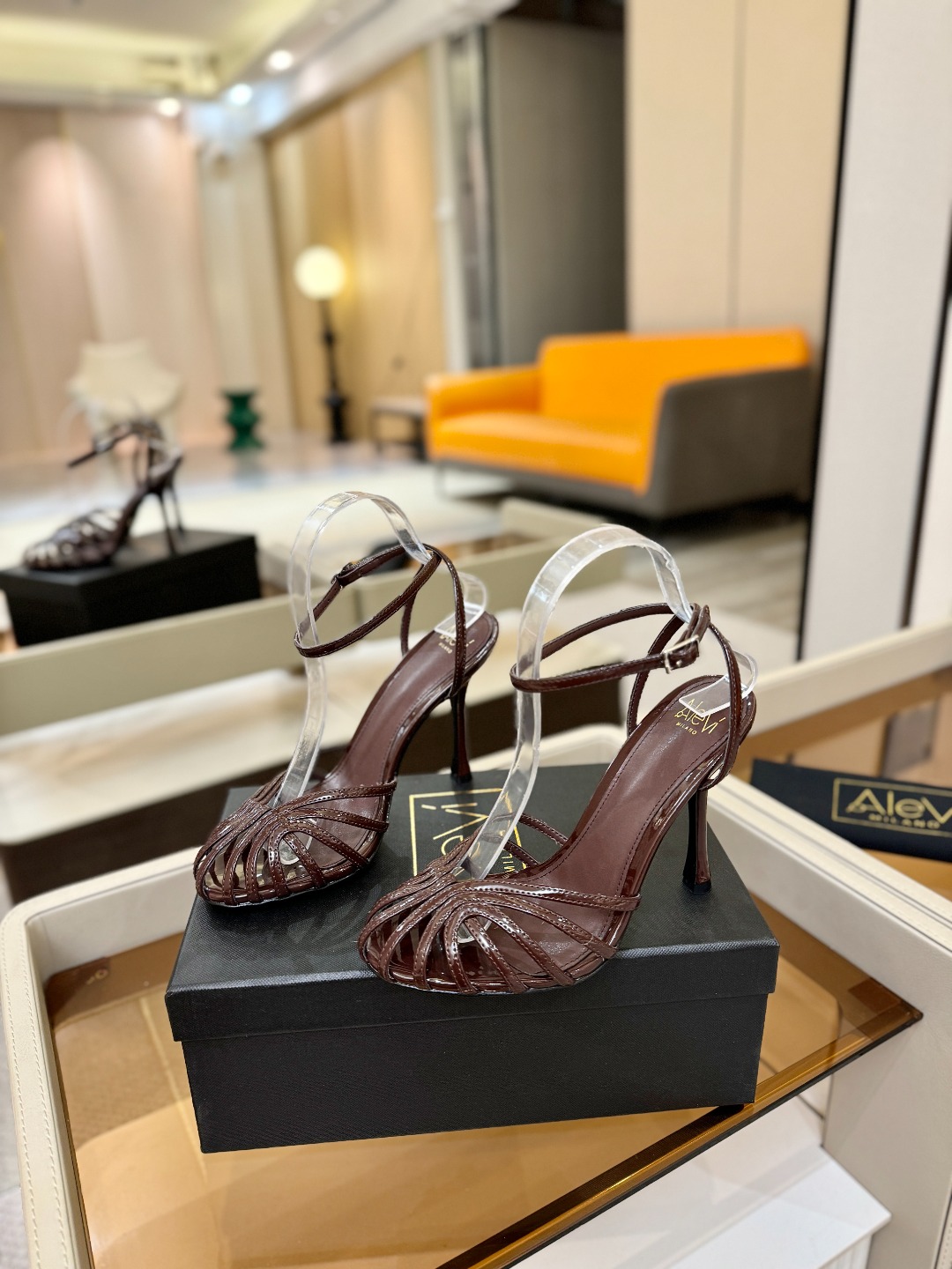 Alevi Mlano 阿列维·姆拉诺 𝘼𝙡𝙚𝙫𝙞 𝙈𝙡𝙖𝙣𝙤 Alevi Milano条带中空高跟走秀