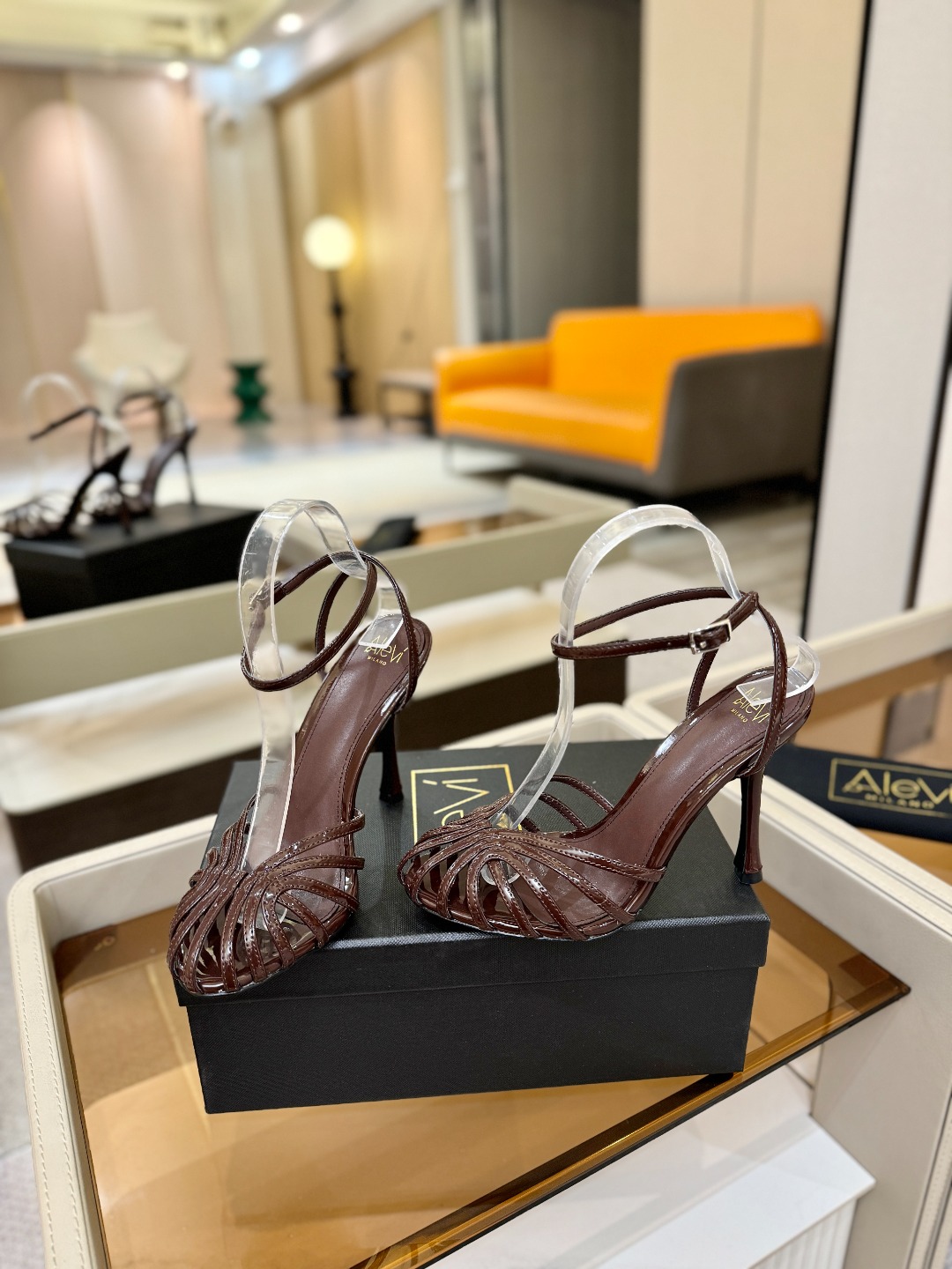 Alevi Mlano 阿列维·姆拉诺 𝘼𝙡𝙚𝙫𝙞 𝙈𝙡𝙖𝙣𝙤 Alevi Milano条带中空高跟走秀