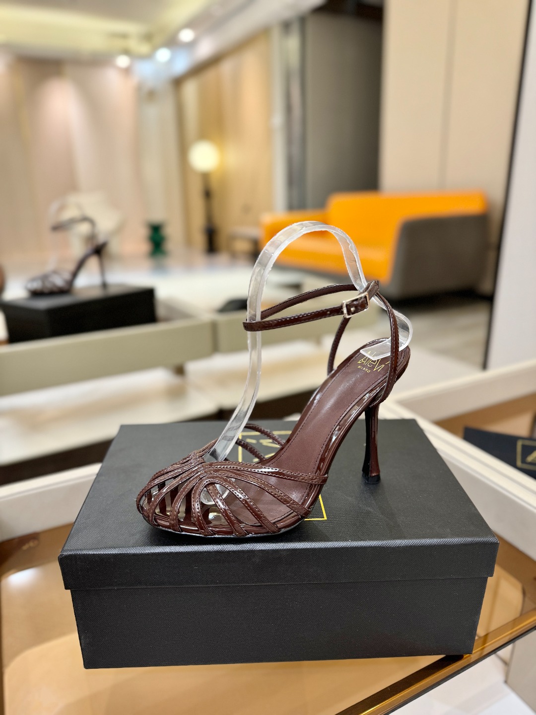 Alevi Mlano 阿列维·姆拉诺 𝘼𝙡𝙚𝙫𝙞 𝙈𝙡𝙖𝙣𝙤 Alevi Milano条带中空高跟走秀