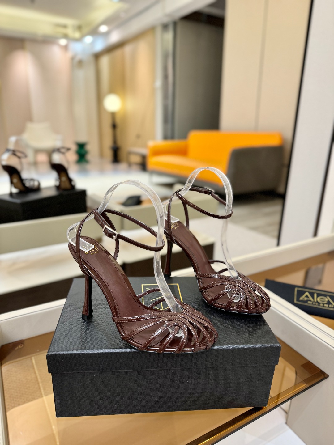 Alevi Mlano 阿列维·姆拉诺 𝘼𝙡𝙚𝙫𝙞 𝙈𝙡𝙖𝙣𝙤 Alevi Milano条带中空高跟走秀