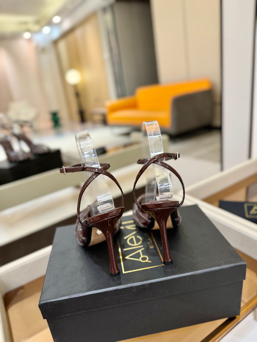 Alevi Mlano 阿列维·姆拉诺 𝘼𝙡𝙚𝙫𝙞 𝙈𝙡𝙖𝙣𝙤 Alevi Milano条带中空高跟走秀