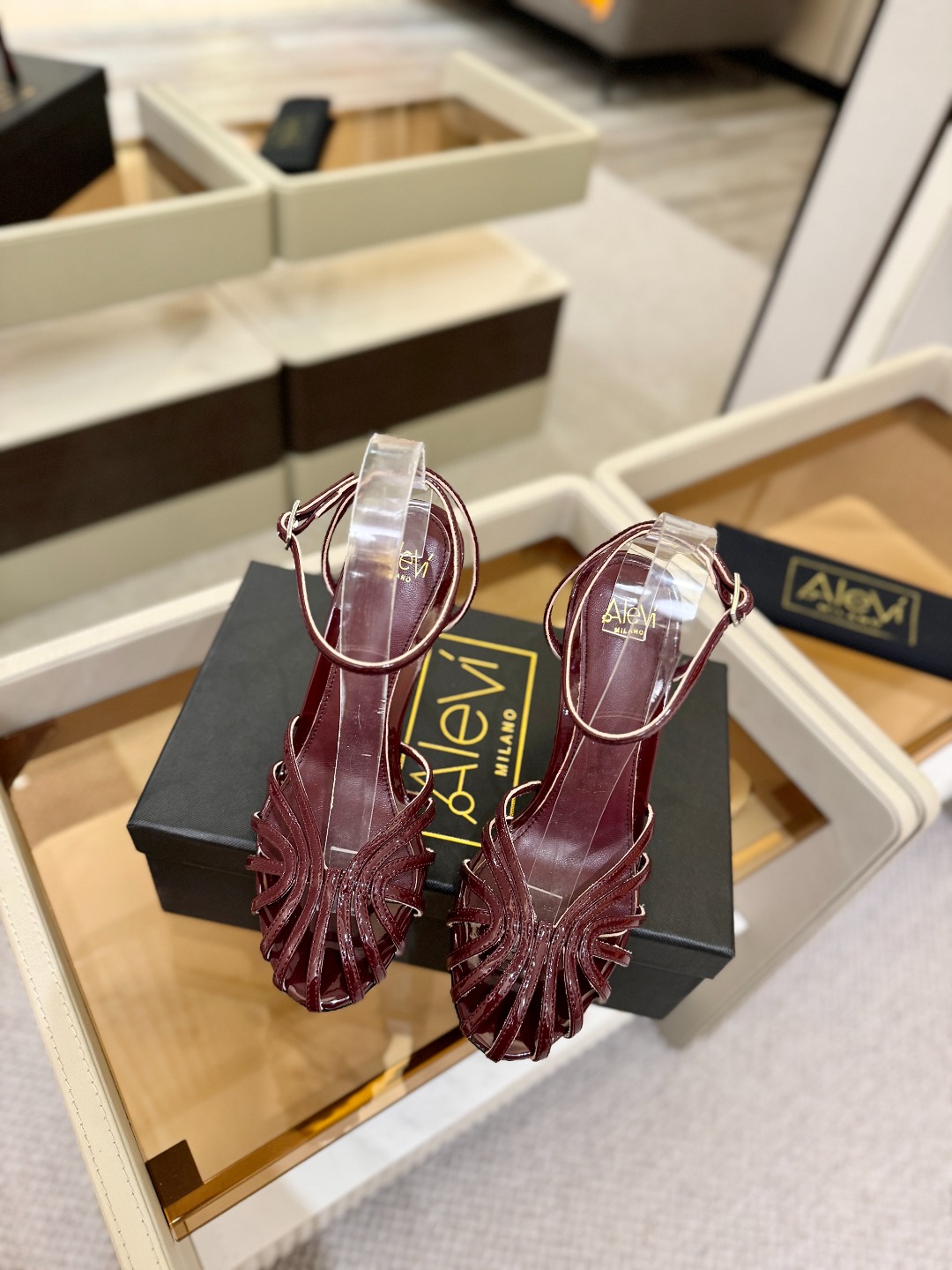 Alevi Mlano 阿列维·姆拉诺 𝘼𝙡𝙚𝙫𝙞 𝙈𝙡𝙖𝙣𝙤 Alevi Milano条带中空高跟走秀