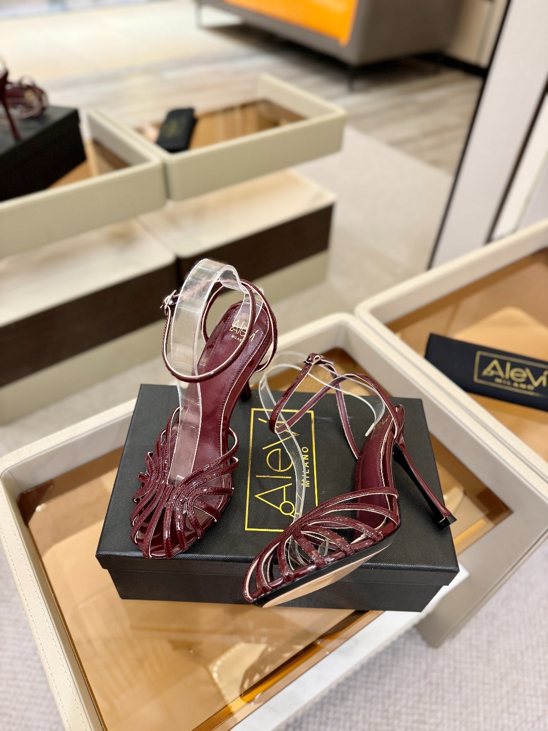 Alevi Mlano 阿列维·姆拉诺 𝘼𝙡𝙚𝙫𝙞 𝙈𝙡𝙖𝙣𝙤 Alevi Milano条带中空高跟走秀