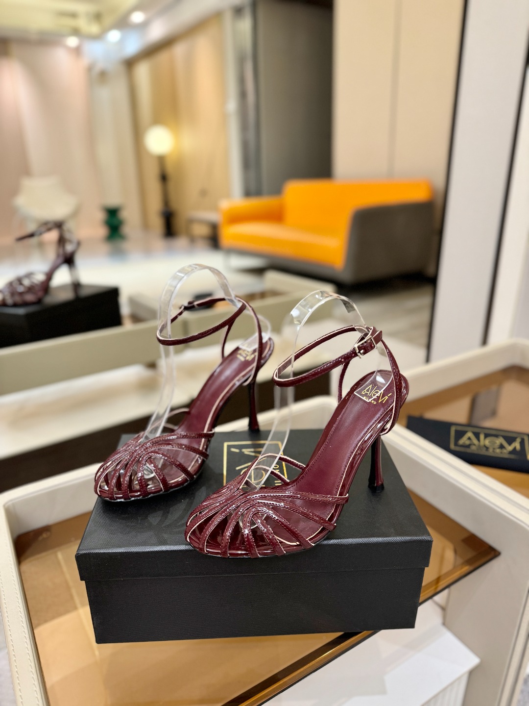 Alevi Mlano 阿列维·姆拉诺 𝘼𝙡𝙚𝙫𝙞 𝙈𝙡𝙖𝙣𝙤 Alevi Milano条带中空高跟走秀