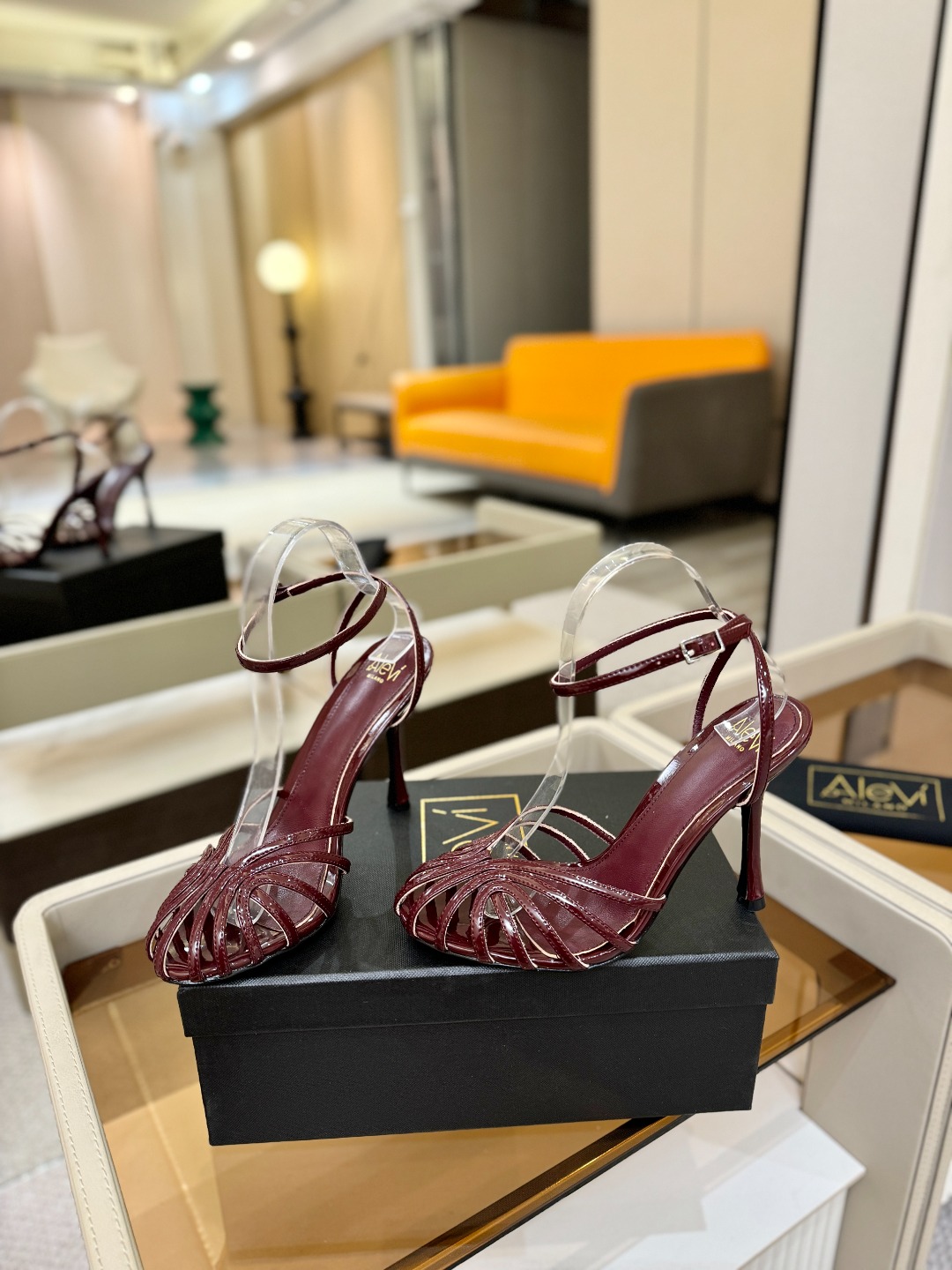 Alevi Mlano 阿列维·姆拉诺 𝘼𝙡𝙚𝙫𝙞 𝙈𝙡𝙖𝙣𝙤 Alevi Milano条带中空高跟走秀