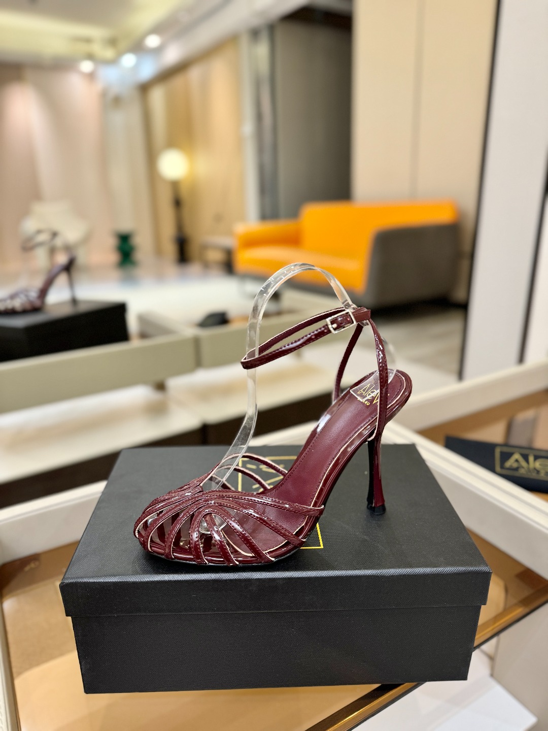 NO:724007,Price Alevi Mlano Alevi Milano striped hollow high-heeled catwalk sandals A prestigious luxury shoe brand co-created by two Italian women, Valentina Michetti and Perla Alessandri. The 'earth-flavored sandals' have turned over. This time they have become the C position among fashion elites. They are popular on Instagram and are a must-have for fashion bloggers. Presenting the first wave of 'design stars', Alevi Milano's designers are inspired by their personal life experiences.  Designed with striped hollow high-heeled sandals represented by strong women, they are most suitable for important occasions. ◆Material description ◆Imported patent leather for uppers ◆Mixed sheepskin for lining ◆Sheepskin for foot pads ◆Original molded black-edged genuine leather sole for soles ◆Heel height. ◆Size - (...custom-made, non-refundable) ◆Packaging Alevi Milano original packaging, high-heeled sandals, sandals, high  heels, sheepskin19860909价格 Alevi Mlano   阿列维·姆拉诺   Alevi Milano条带中空高跟走秀凉鞋 一个享有盛誉的奢侈鞋品牌 由两位意大利本土女性共同创作 瓦伦蒂娜·米切蒂和佩拉·亚历山德里 翻了身的“土味凉鞋” 这次成了时髦精心中的C位 火遍ins,时尚博主人手必备 呈现第一波“设计新星” Alevi Milano的设计师以个人人生履历为灵感 设计了以坚强女性为代表的条带中空高跟凉鞋, 最适合重要场合穿上它撑场面 ◆材质说明 ◆鞋面进口漆皮 ◆内里混种羊皮 ◆垫脚羊皮 ◆鞋底原版开模黑边真皮底 ◆跟高. ◆码数-（...订做不退换） ◆包装 Alevi Milano原版包装,高跟鞋凉鞋,sandals,high heels,sheepskin,Women's Shoes