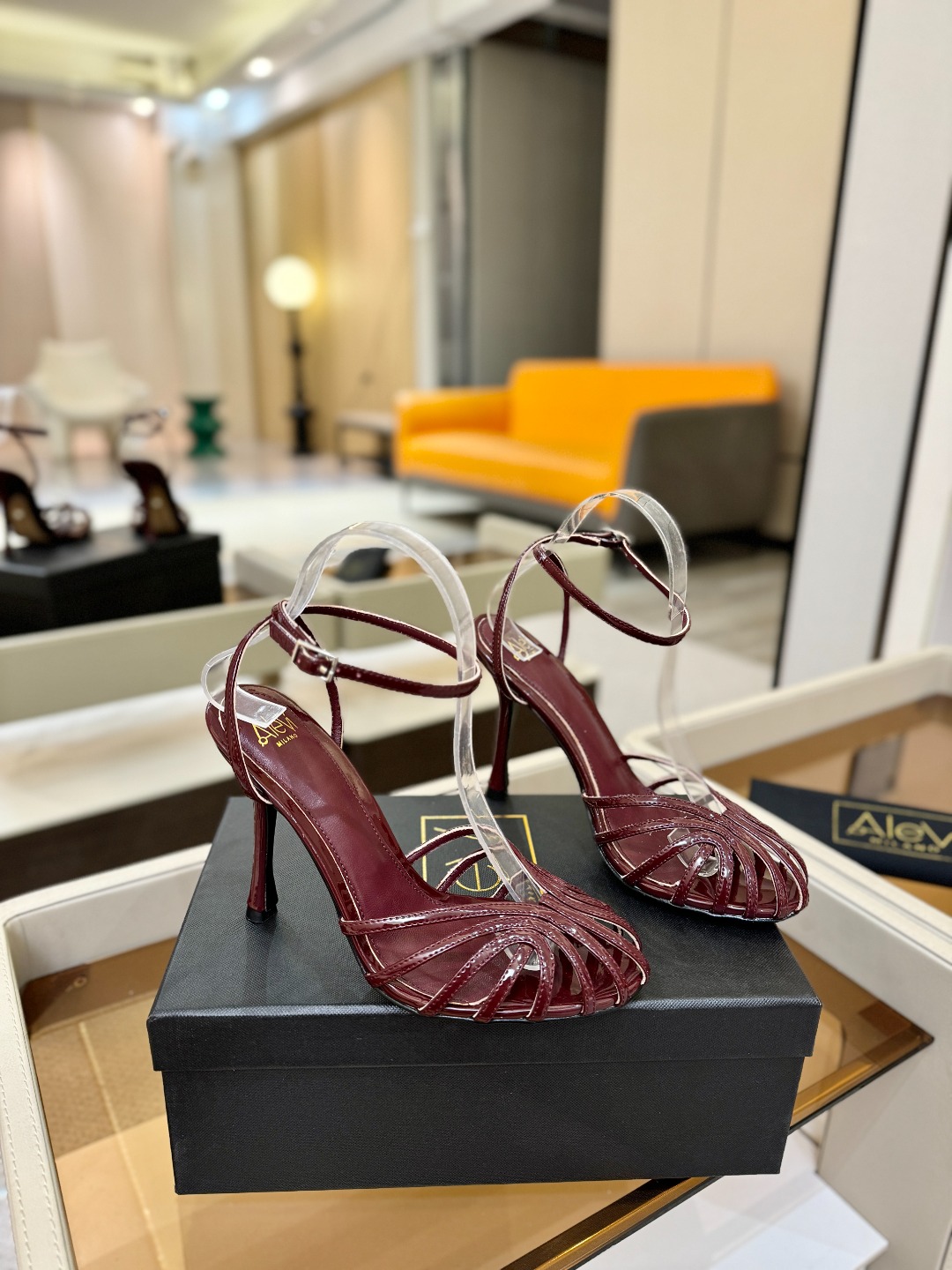 Alevi Mlano 阿列维·姆拉诺 𝘼𝙡𝙚𝙫𝙞 𝙈𝙡𝙖𝙣𝙤 Alevi Milano条带中空高跟走秀