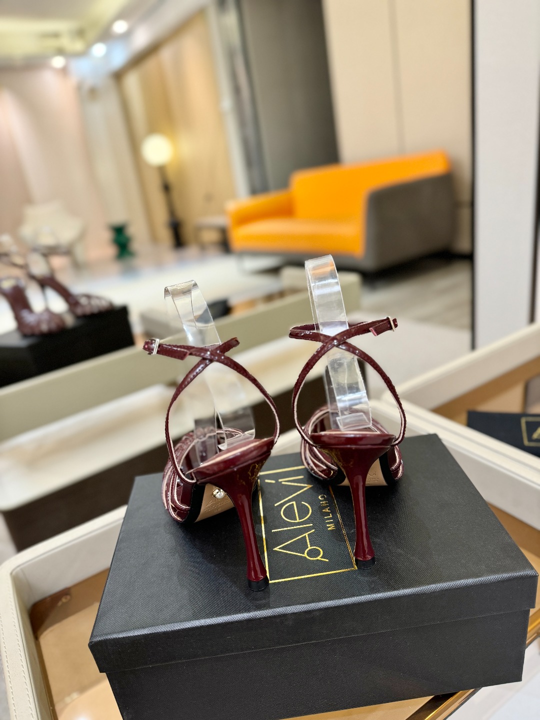 Alevi Mlano 阿列维·姆拉诺 𝘼𝙡𝙚𝙫𝙞 𝙈𝙡𝙖𝙣𝙤 Alevi Milano条带中空高跟走秀