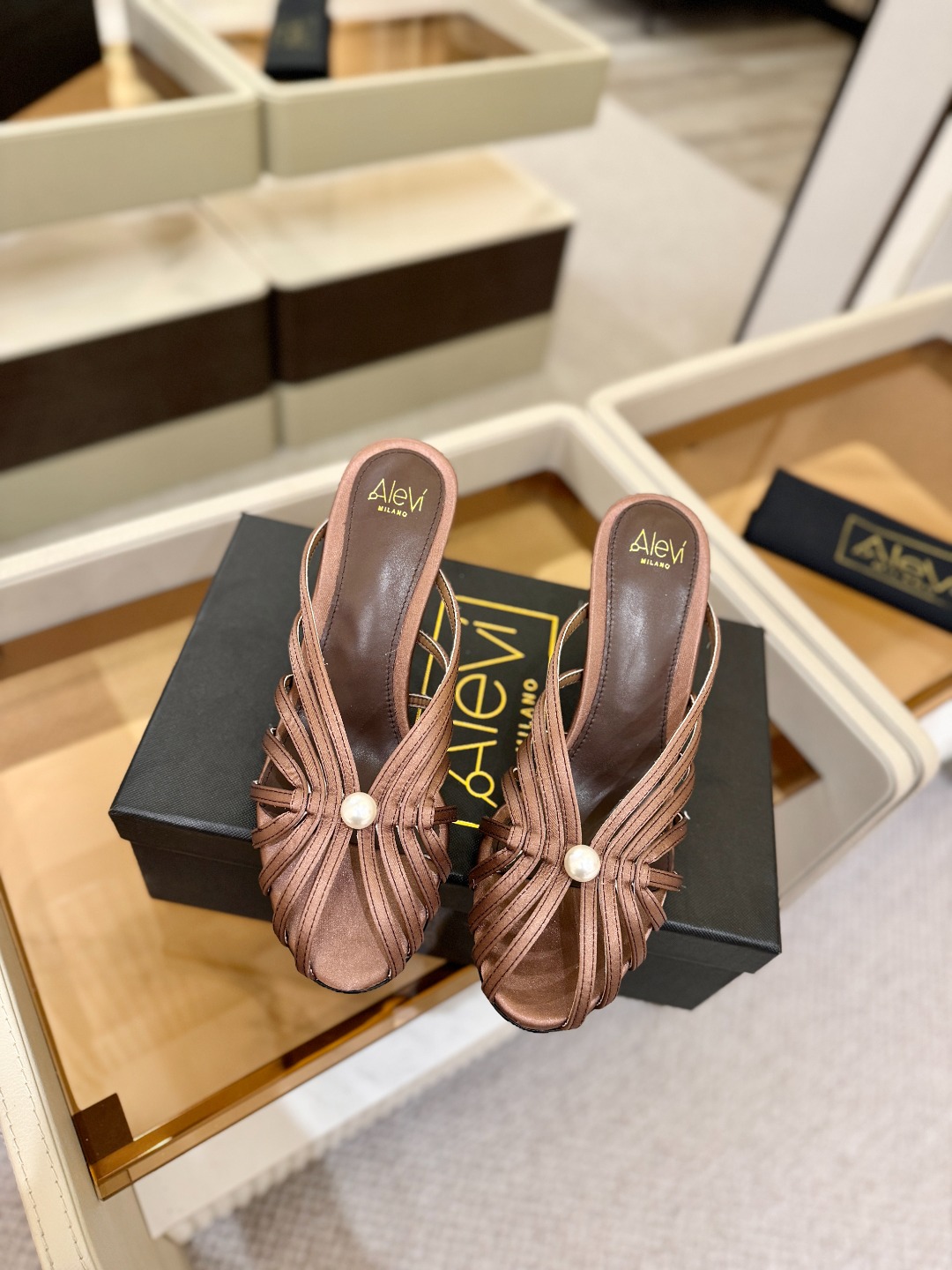 Alevi Mlano 阿列维·姆拉诺 𝘼𝙡𝙚𝙫𝙞 𝙈𝙡𝙖𝙣𝙤 Alevi Milano条带中空高跟走秀