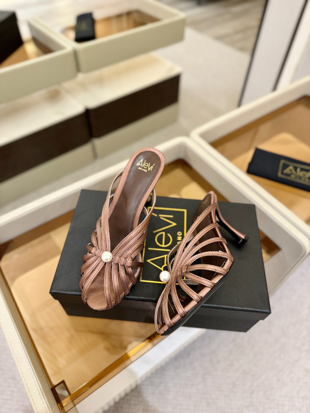 Alevi Mlano 阿列维·姆拉诺 𝘼𝙡𝙚𝙫𝙞 𝙈𝙡𝙖𝙣𝙤 Alevi Milano条带中空高跟走秀