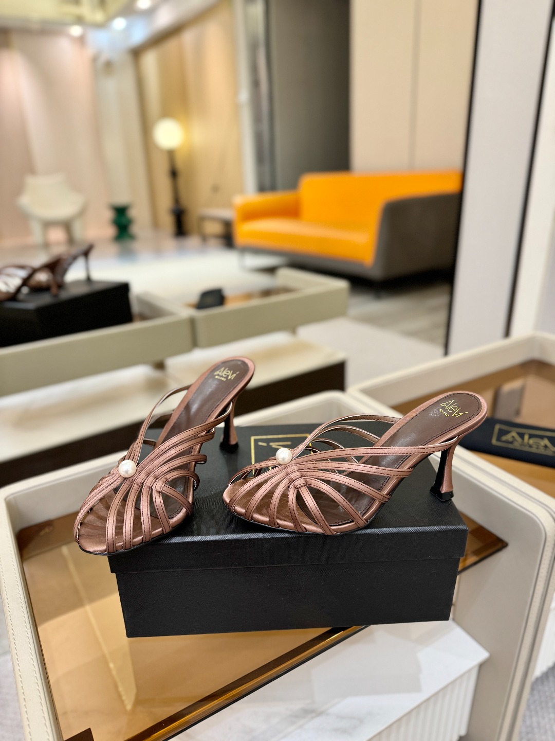 Alevi Mlano 阿列维·姆拉诺 𝘼𝙡𝙚𝙫𝙞 𝙈𝙡𝙖𝙣𝙤 Alevi Milano条带中空高跟走秀