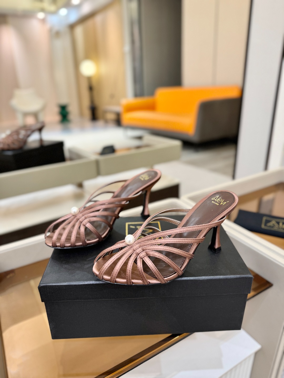 Alevi Mlano 阿列维·姆拉诺 𝘼𝙡𝙚𝙫𝙞 𝙈𝙡𝙖𝙣𝙤 Alevi Milano条带中空高跟走秀