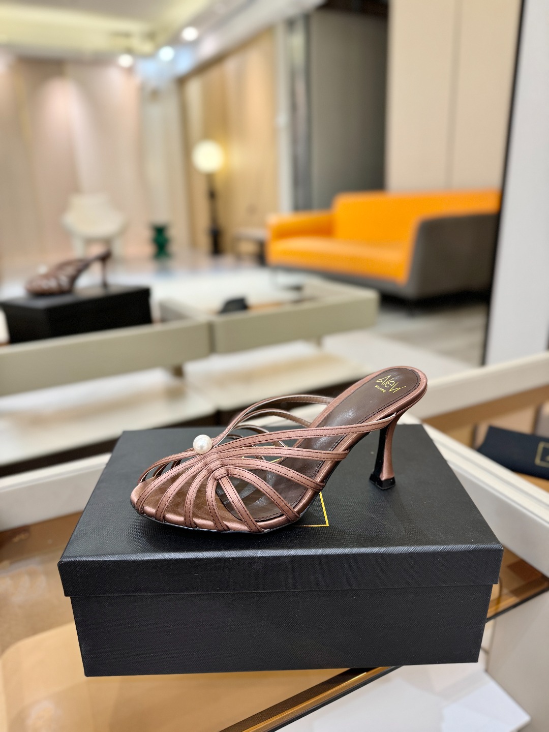 Alevi Mlano 阿列维·姆拉诺 𝘼𝙡𝙚𝙫𝙞 𝙈𝙡𝙖𝙣𝙤 Alevi Milano条带中空高跟走秀