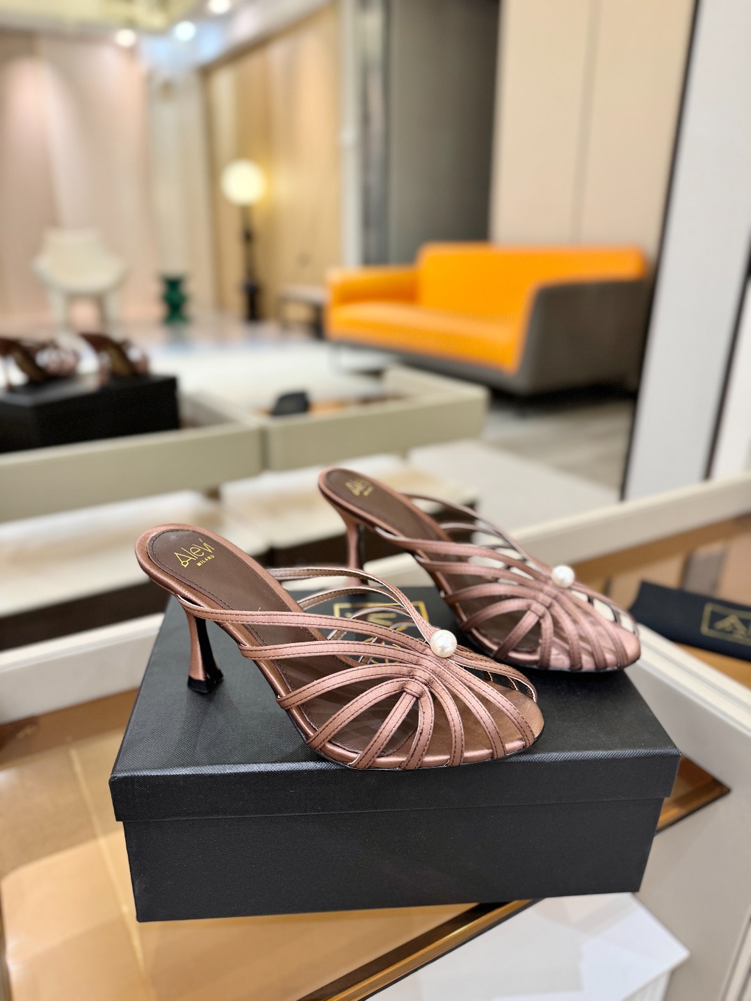 Alevi Mlano 阿列维·姆拉诺 𝘼𝙡𝙚𝙫𝙞 𝙈𝙡𝙖𝙣𝙤 Alevi Milano条带中空高跟走秀