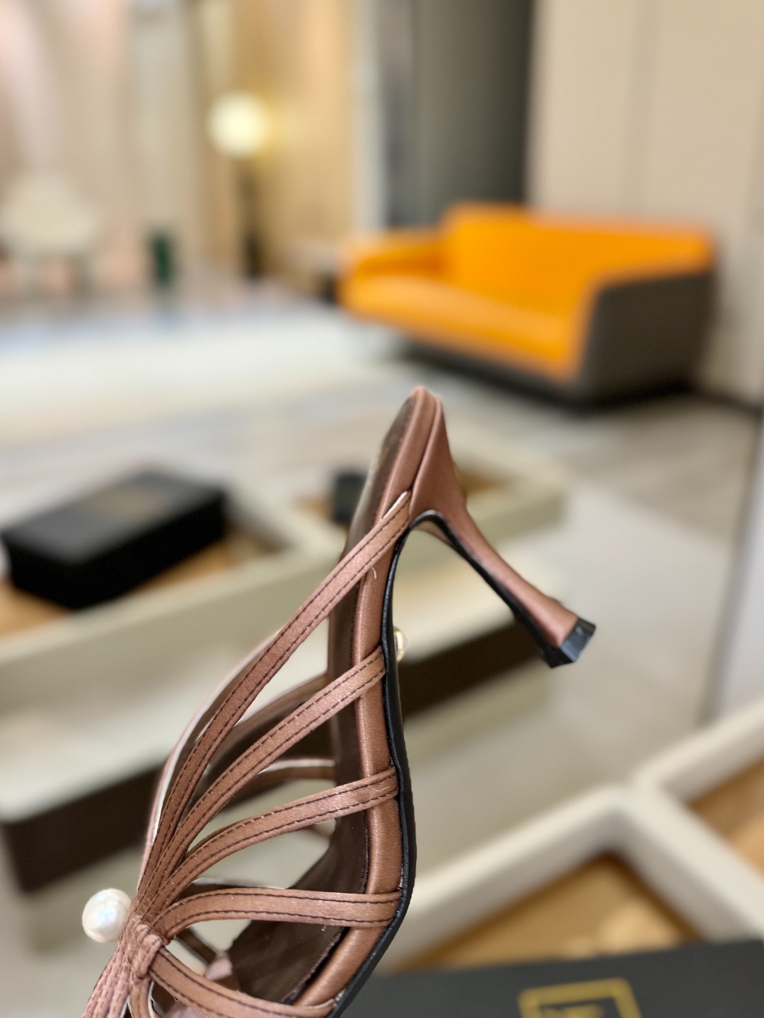 Alevi Mlano 阿列维·姆拉诺 𝘼𝙡𝙚𝙫𝙞 𝙈𝙡𝙖𝙣𝙤 Alevi Milano条带中空高跟走秀