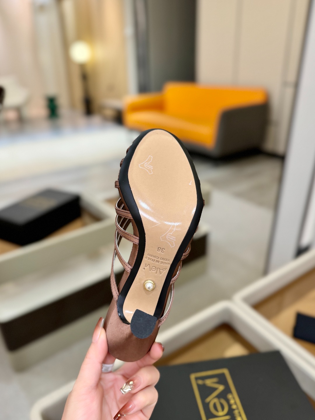 Alevi Mlano 阿列维·姆拉诺 𝘼𝙡𝙚𝙫𝙞 𝙈𝙡𝙖𝙣𝙤 Alevi Milano条带中空高跟走秀