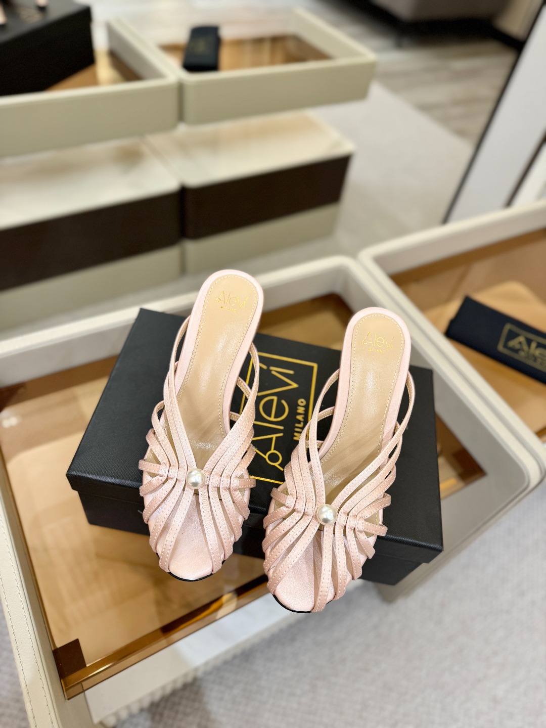 Alevi Mlano 阿列维·姆拉诺 𝘼𝙡𝙚𝙫𝙞 𝙈𝙡𝙖𝙣𝙤 Alevi Milano条带中空高跟走秀