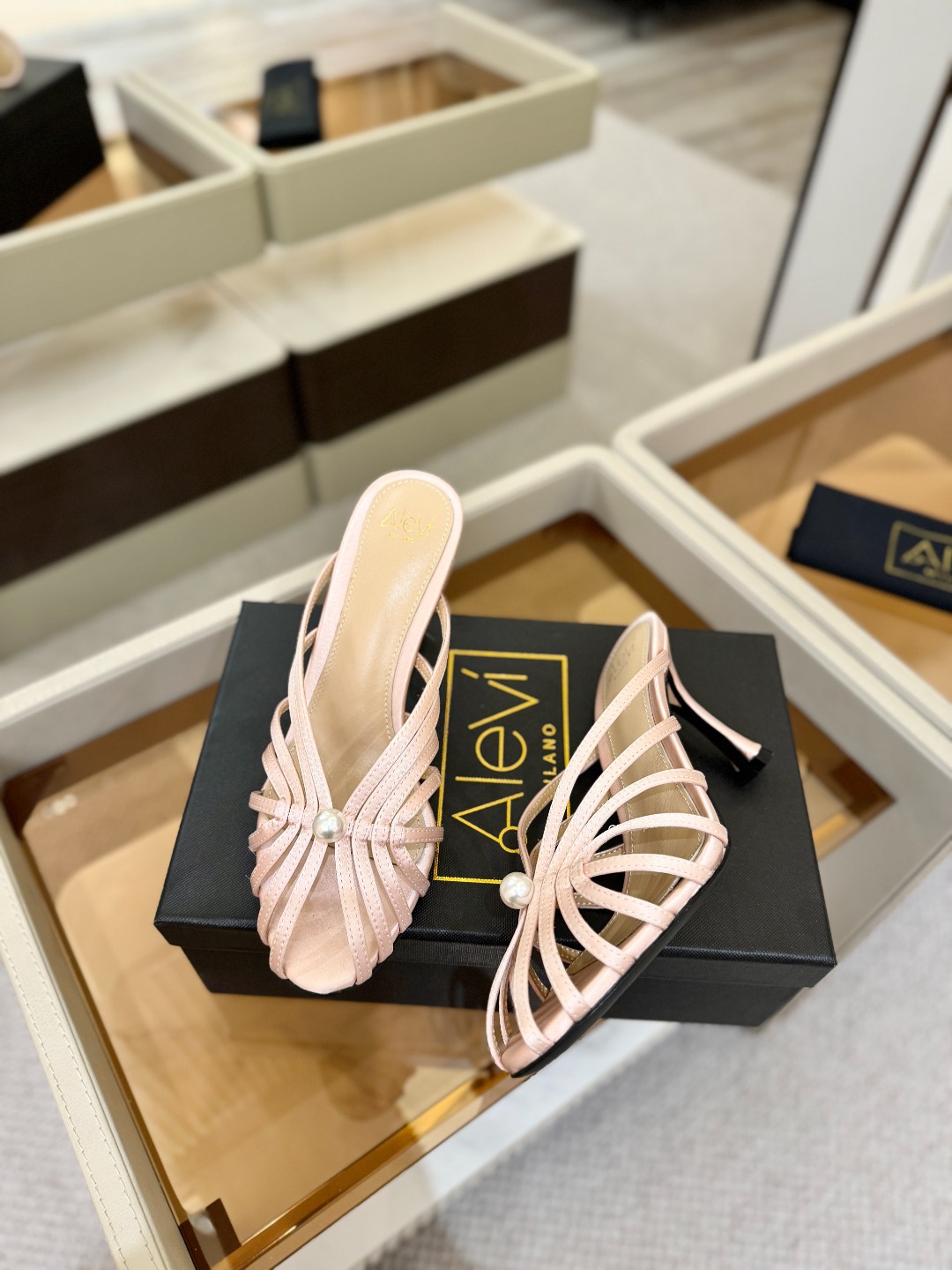 Alevi Mlano 阿列维·姆拉诺 𝘼𝙡𝙚𝙫𝙞 𝙈𝙡𝙖𝙣𝙤 Alevi Milano条带中空高跟走秀