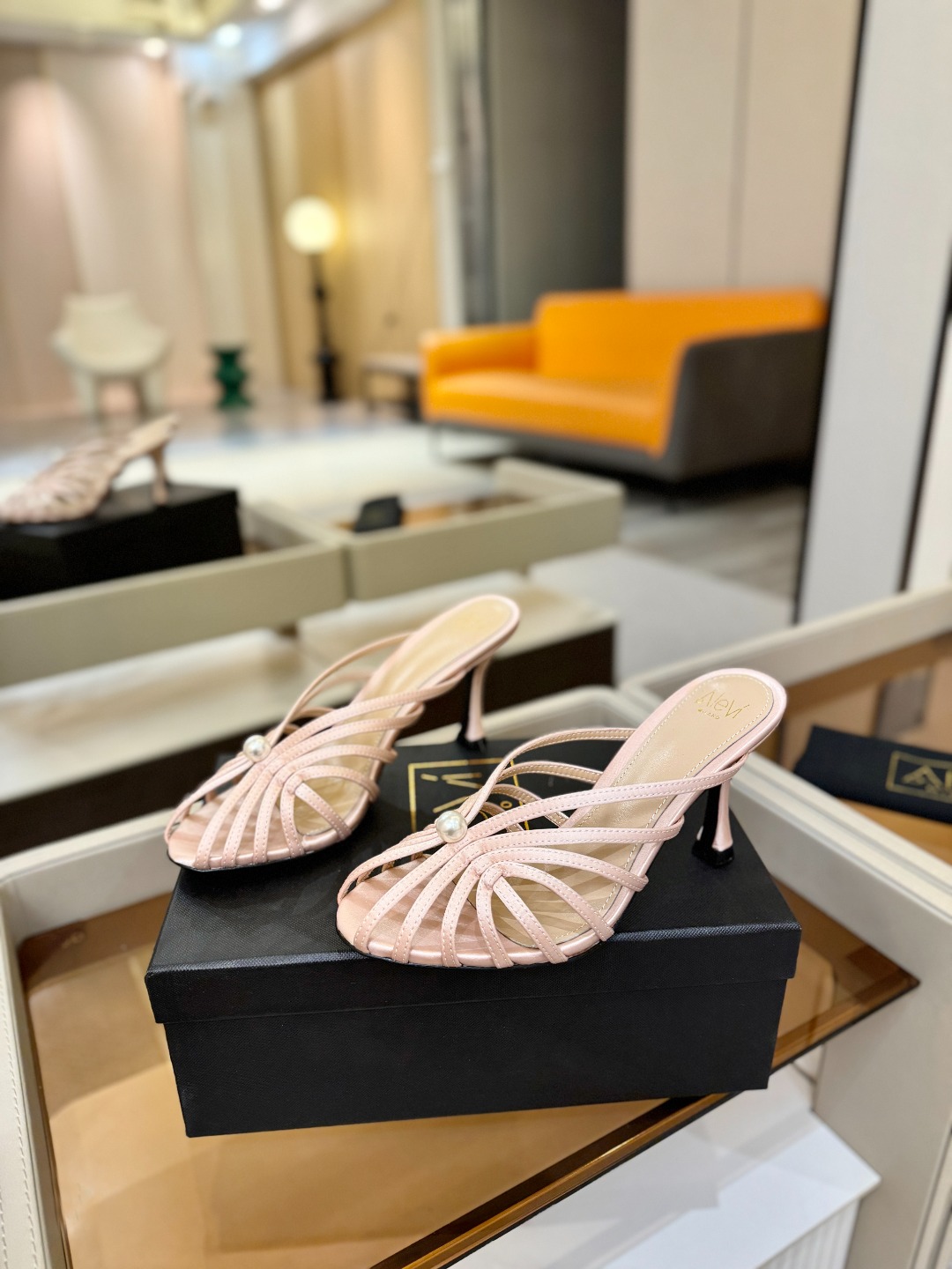 Alevi Mlano 阿列维·姆拉诺 𝘼𝙡𝙚𝙫𝙞 𝙈𝙡𝙖𝙣𝙤 Alevi Milano条带中空高跟走秀