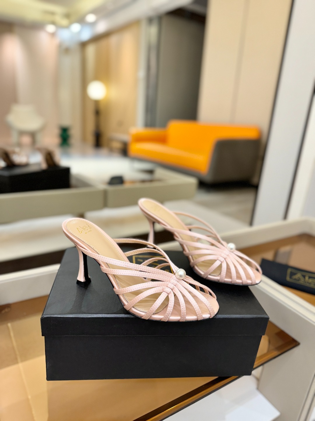 Alevi Mlano 阿列维·姆拉诺 𝘼𝙡𝙚𝙫𝙞 𝙈𝙡𝙖𝙣𝙤 Alevi Milano条带中空高跟走秀