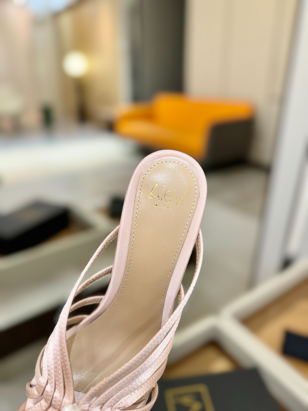 Alevi Mlano 阿列维·姆拉诺 𝘼𝙡𝙚𝙫𝙞 𝙈𝙡𝙖𝙣𝙤 Alevi Milano条带中空高跟走秀