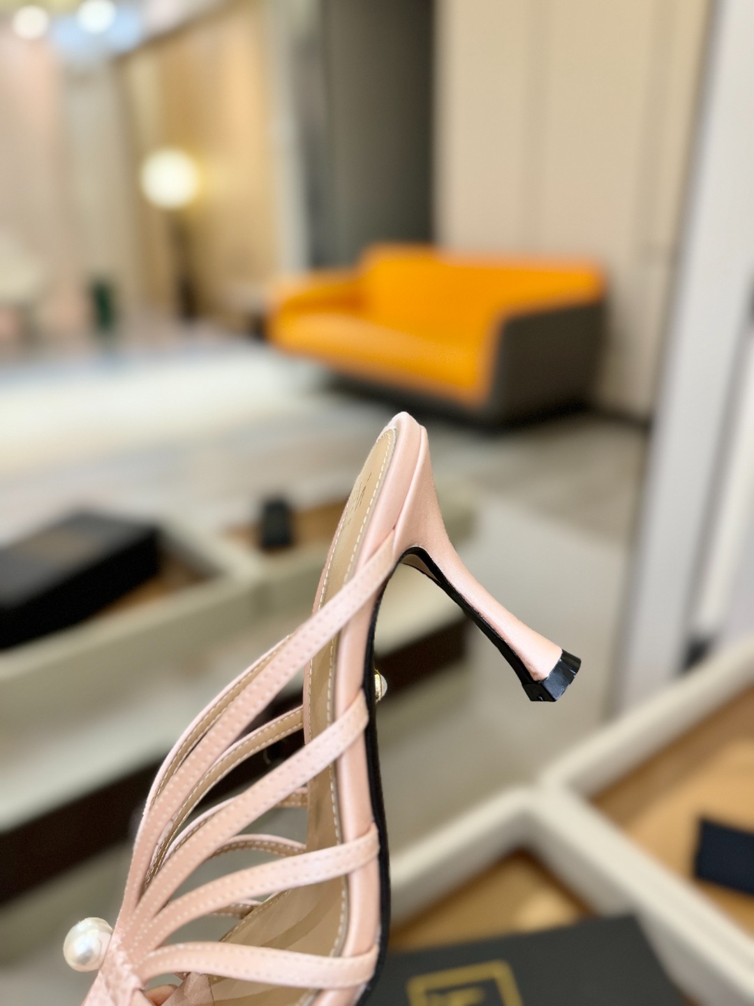 Alevi Mlano 阿列维·姆拉诺 𝘼𝙡𝙚𝙫𝙞 𝙈𝙡𝙖𝙣𝙤 Alevi Milano条带中空高跟走秀