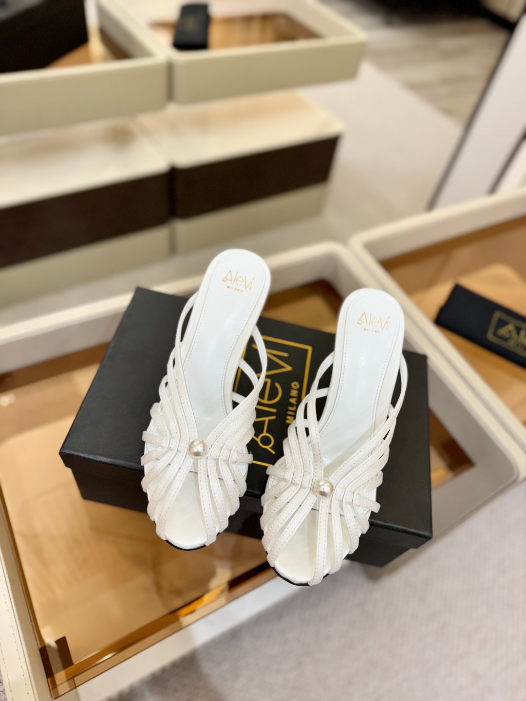 Alevi Mlano 阿列维·姆拉诺 𝘼𝙡𝙚𝙫𝙞 𝙈𝙡𝙖𝙣𝙤 Alevi Milano条带中空高跟走秀