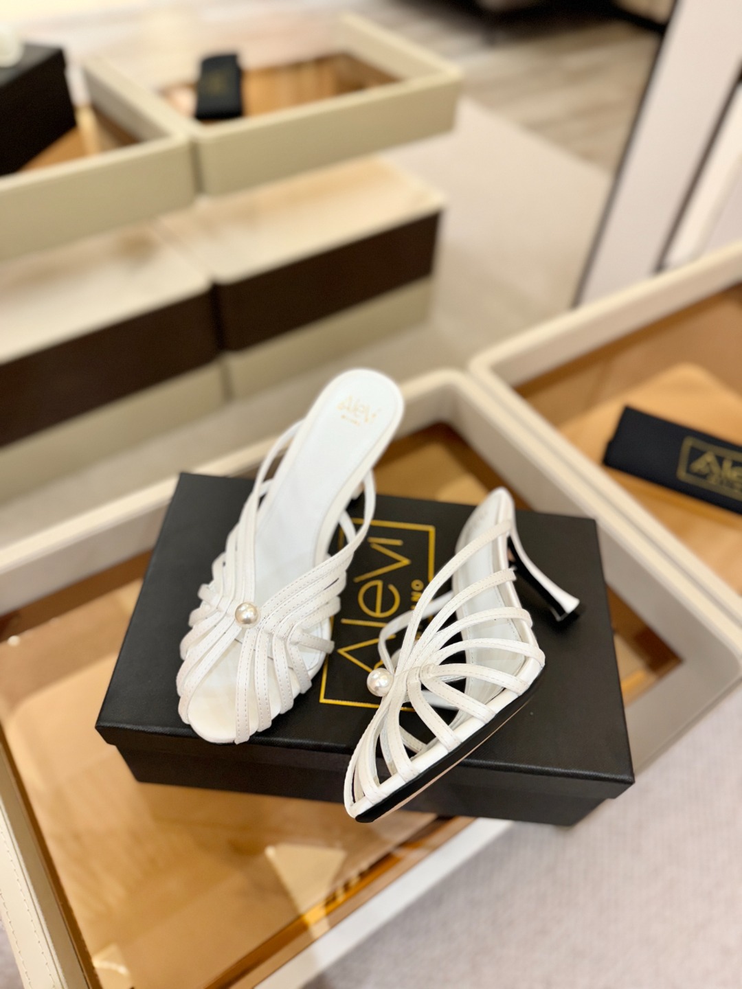 Alevi Mlano 阿列维·姆拉诺 𝘼𝙡𝙚𝙫𝙞 𝙈𝙡𝙖𝙣𝙤 Alevi Milano条带中空高跟走秀