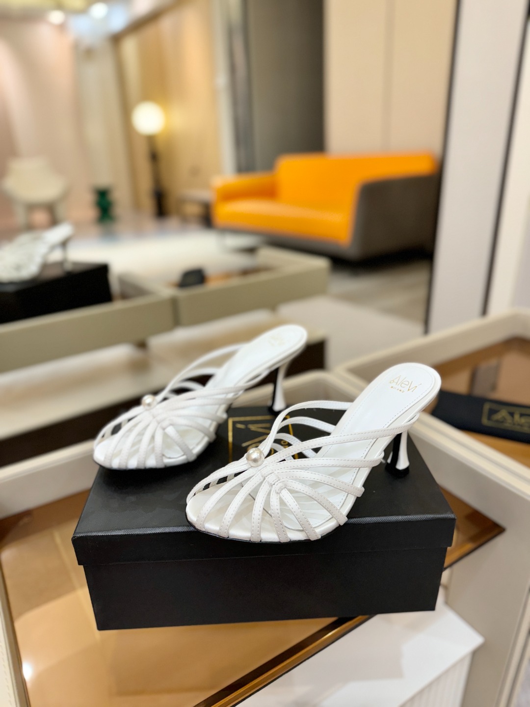 Alevi Mlano 阿列维·姆拉诺 𝘼𝙡𝙚𝙫𝙞 𝙈𝙡𝙖𝙣𝙤 Alevi Milano条带中空高跟走秀