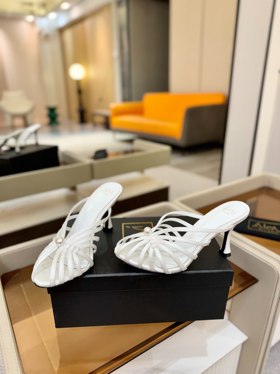 Alevi Mlano 阿列维·姆拉诺 𝘼𝙡𝙚𝙫𝙞 𝙈𝙡𝙖𝙣𝙤 Alevi Milano条带中空高跟走秀