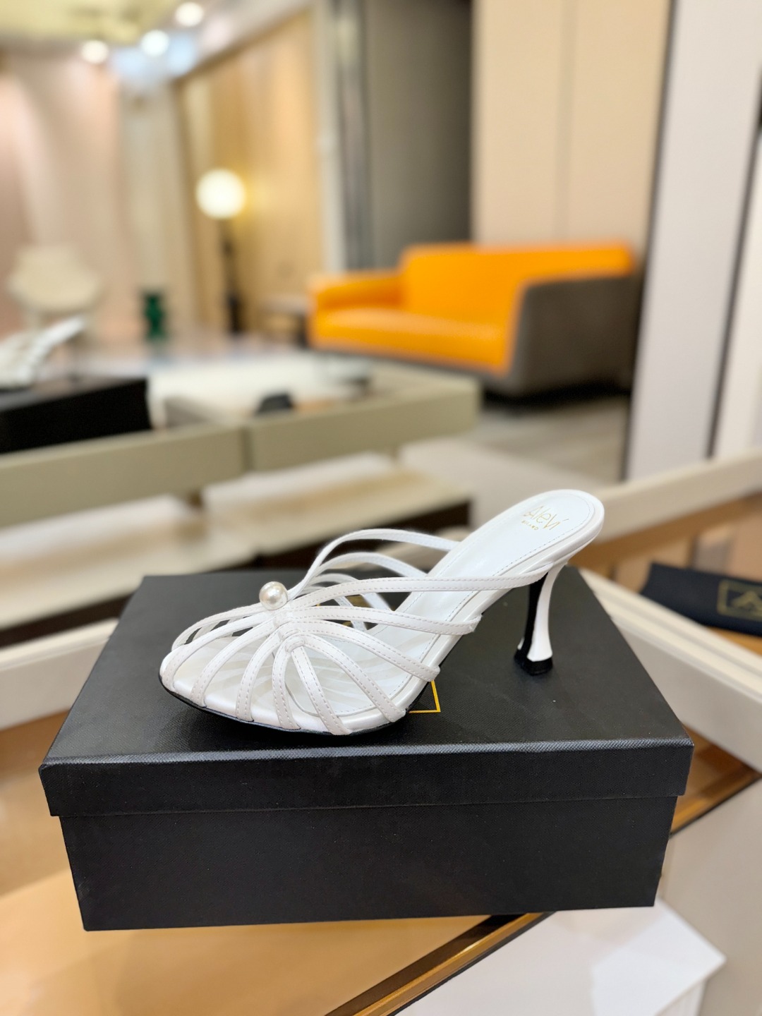 Alevi Mlano 阿列维·姆拉诺 𝘼𝙡𝙚𝙫𝙞 𝙈𝙡𝙖𝙣𝙤 Alevi Milano条带中空高跟走秀