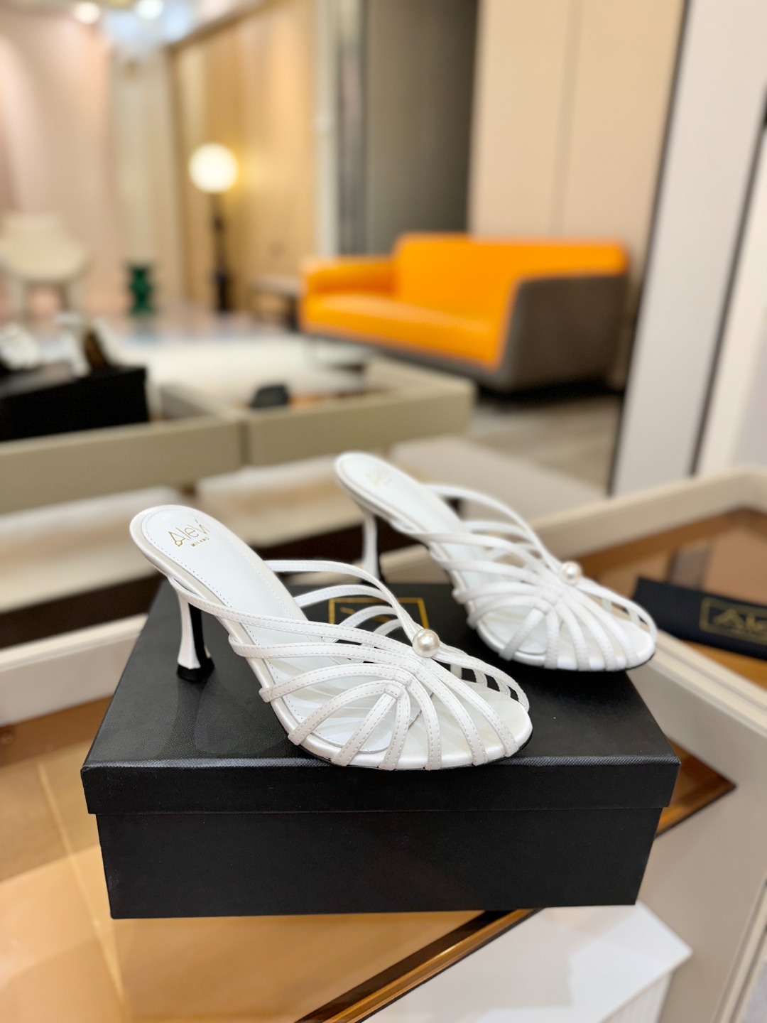 Alevi Mlano 阿列维·姆拉诺 𝘼𝙡𝙚𝙫𝙞 𝙈𝙡𝙖𝙣𝙤 Alevi Milano条带中空高跟走秀