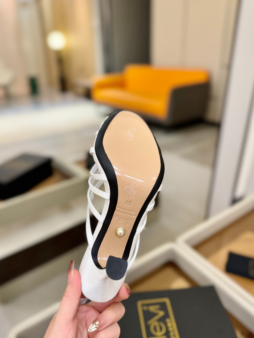 Alevi Mlano 阿列维·姆拉诺 𝘼𝙡𝙚𝙫𝙞 𝙈𝙡𝙖𝙣𝙤 Alevi Milano条带中空高跟走秀