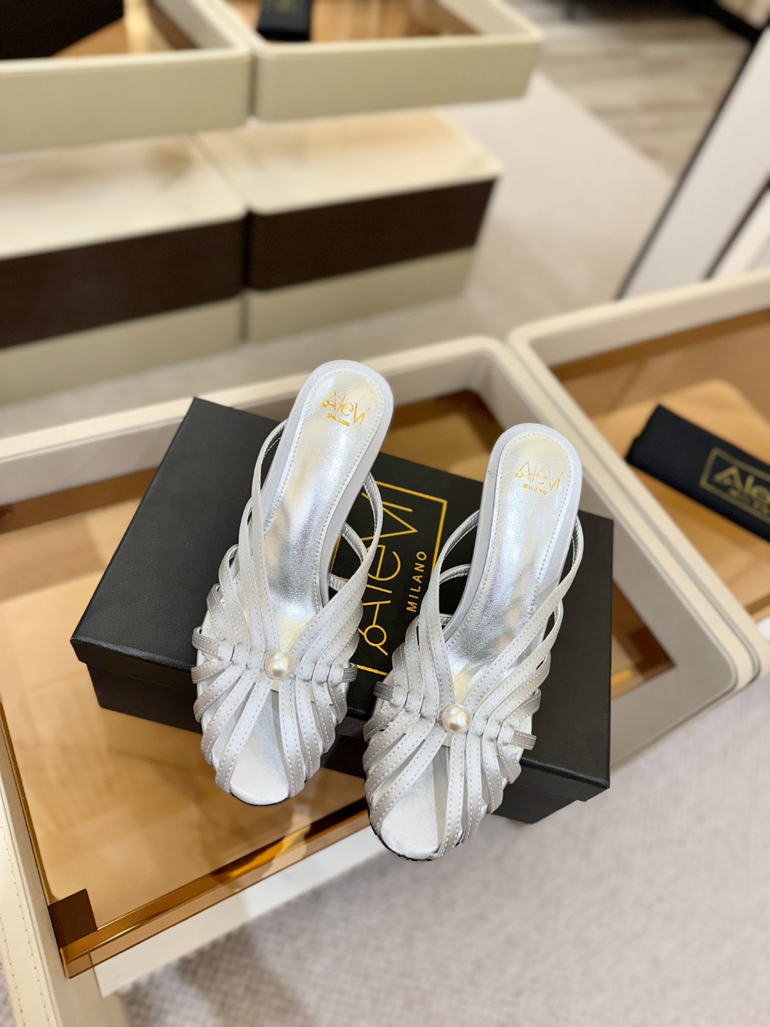 Alevi Mlano 阿列维·姆拉诺 𝘼𝙡𝙚𝙫𝙞 𝙈𝙡𝙖𝙣𝙤 Alevi Milano条带中空高跟走秀