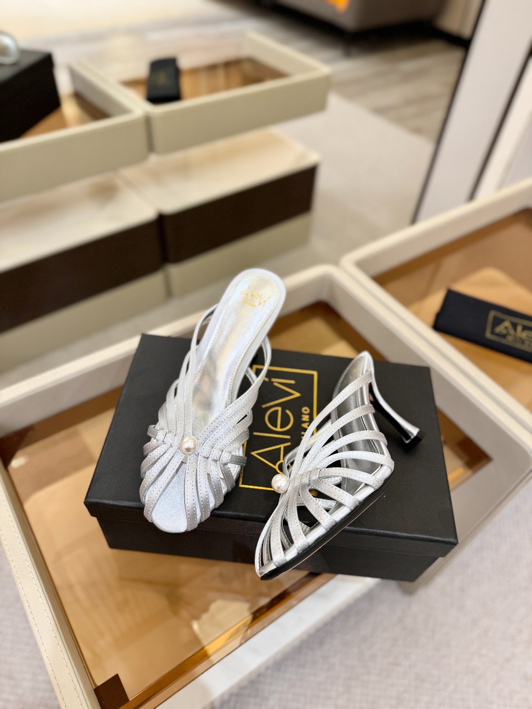 Alevi Mlano 阿列维·姆拉诺 𝘼𝙡𝙚𝙫𝙞 𝙈𝙡𝙖𝙣𝙤 Alevi Milano条带中空高跟走秀