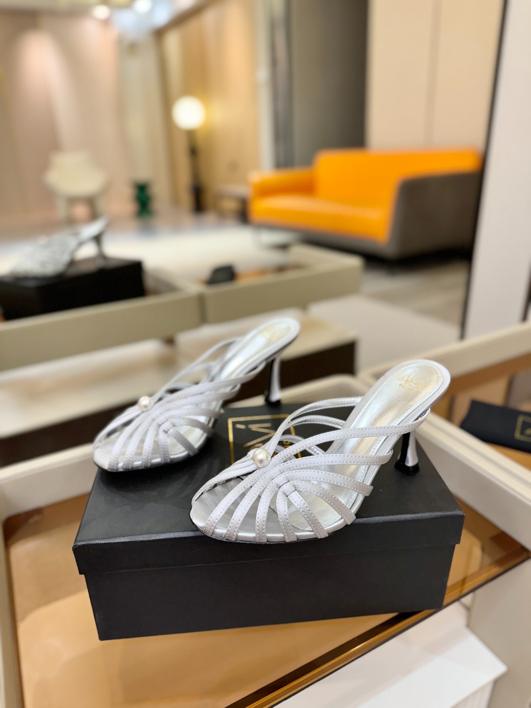 Alevi Mlano 阿列维·姆拉诺 𝘼𝙡𝙚𝙫𝙞 𝙈𝙡𝙖𝙣𝙤 Alevi Milano条带中空高跟走秀