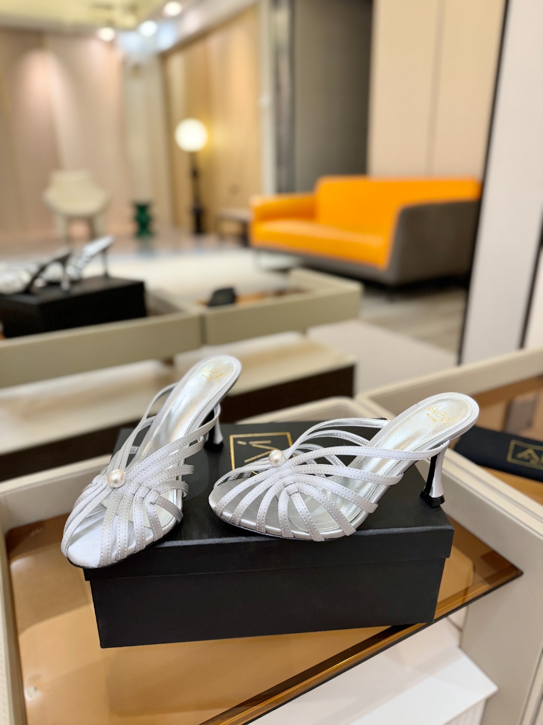 Alevi Mlano 阿列维·姆拉诺 𝘼𝙡𝙚𝙫𝙞 𝙈𝙡𝙖𝙣𝙤 Alevi Milano条带中空高跟走秀