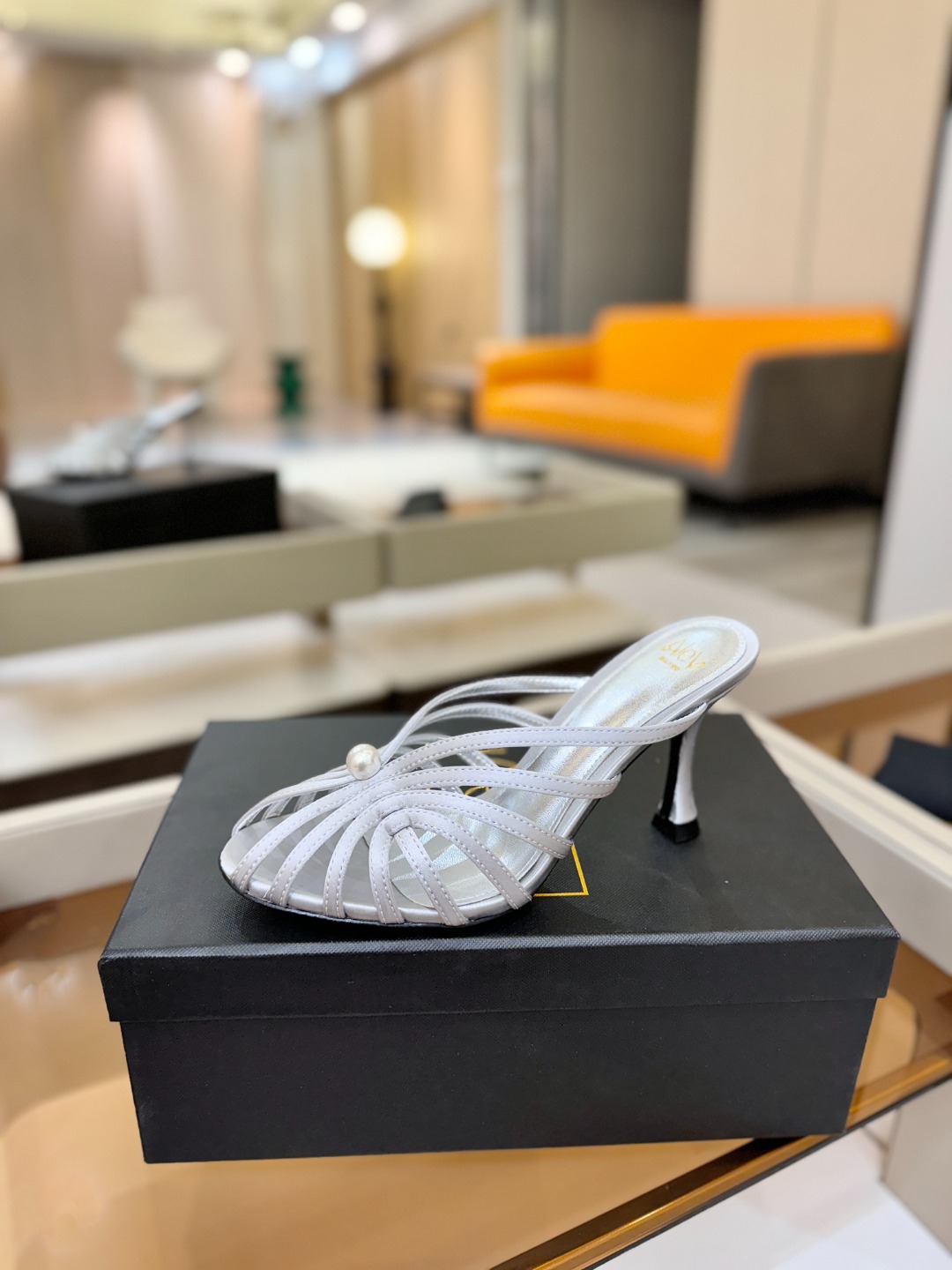 Alevi Mlano 阿列维·姆拉诺 𝘼𝙡𝙚𝙫𝙞 𝙈𝙡𝙖𝙣𝙤 Alevi Milano条带中空高跟走秀