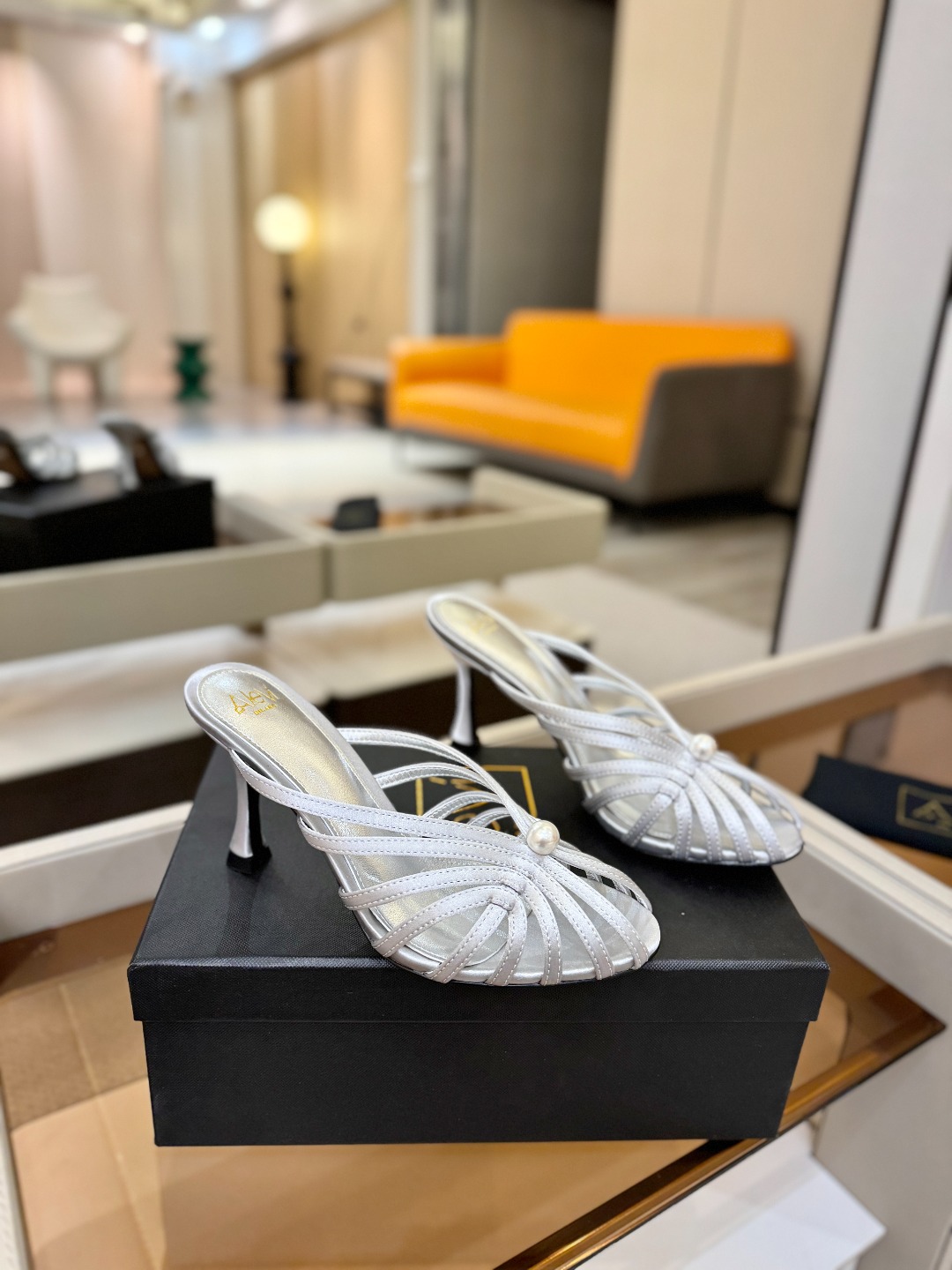 Alevi Mlano 阿列维·姆拉诺 𝘼𝙡𝙚𝙫𝙞 𝙈𝙡𝙖𝙣𝙤 Alevi Milano条带中空高跟走秀