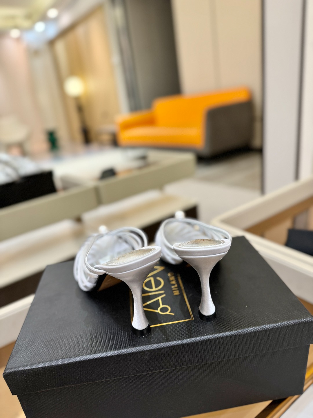 Alevi Mlano 阿列维·姆拉诺 𝘼𝙡𝙚𝙫𝙞 𝙈𝙡𝙖𝙣𝙤 Alevi Milano条带中空高跟走秀